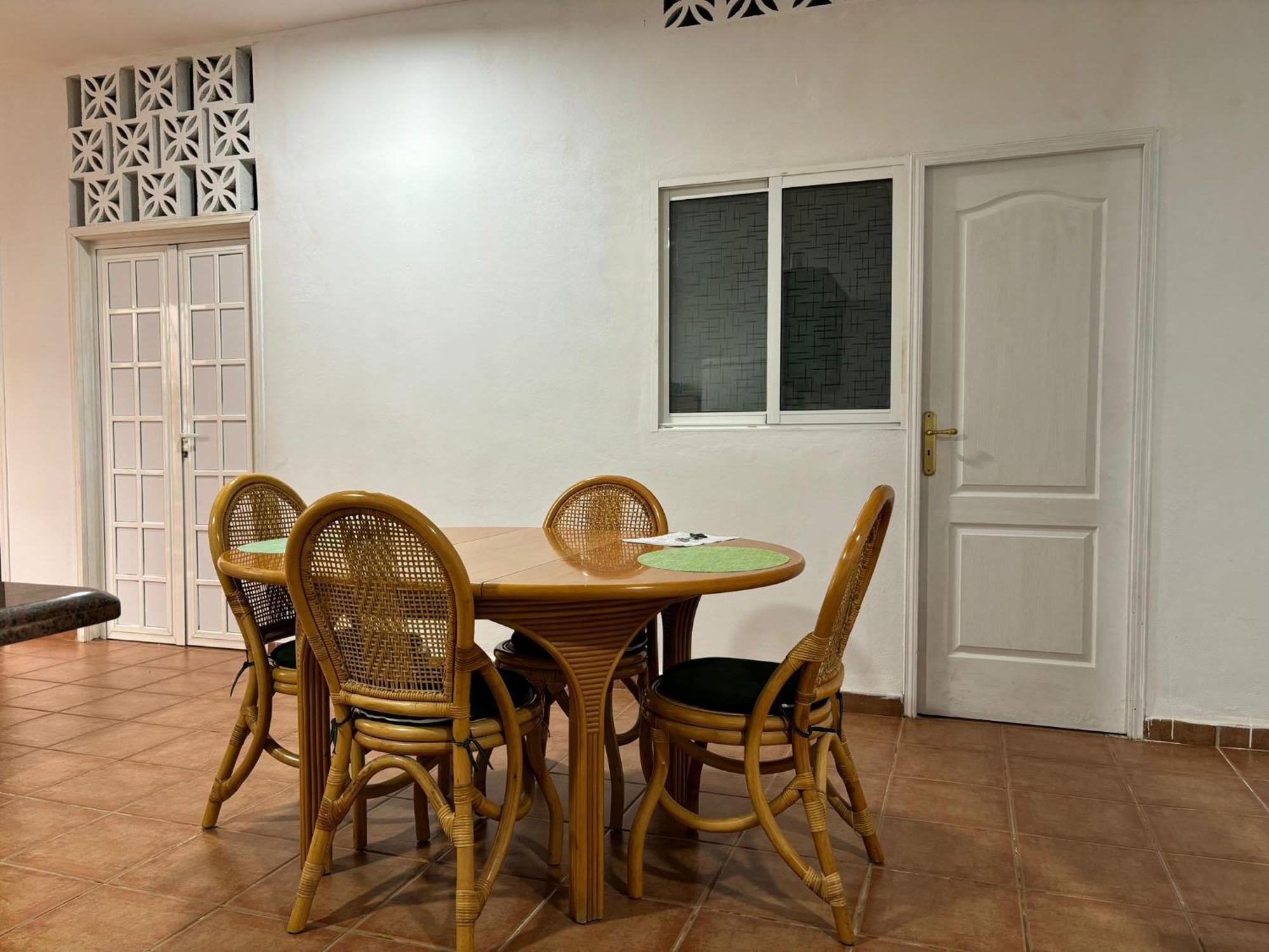 Habitacion Matrimonial En Un Bajo Bano Compartido Areas Compartidas Abades  외부 사진